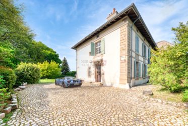 12 Rooms House, Manor house