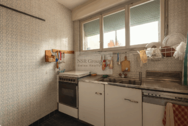 Spacieuse maison mitoyenne avec piscine et fort potentiel - À Rénover