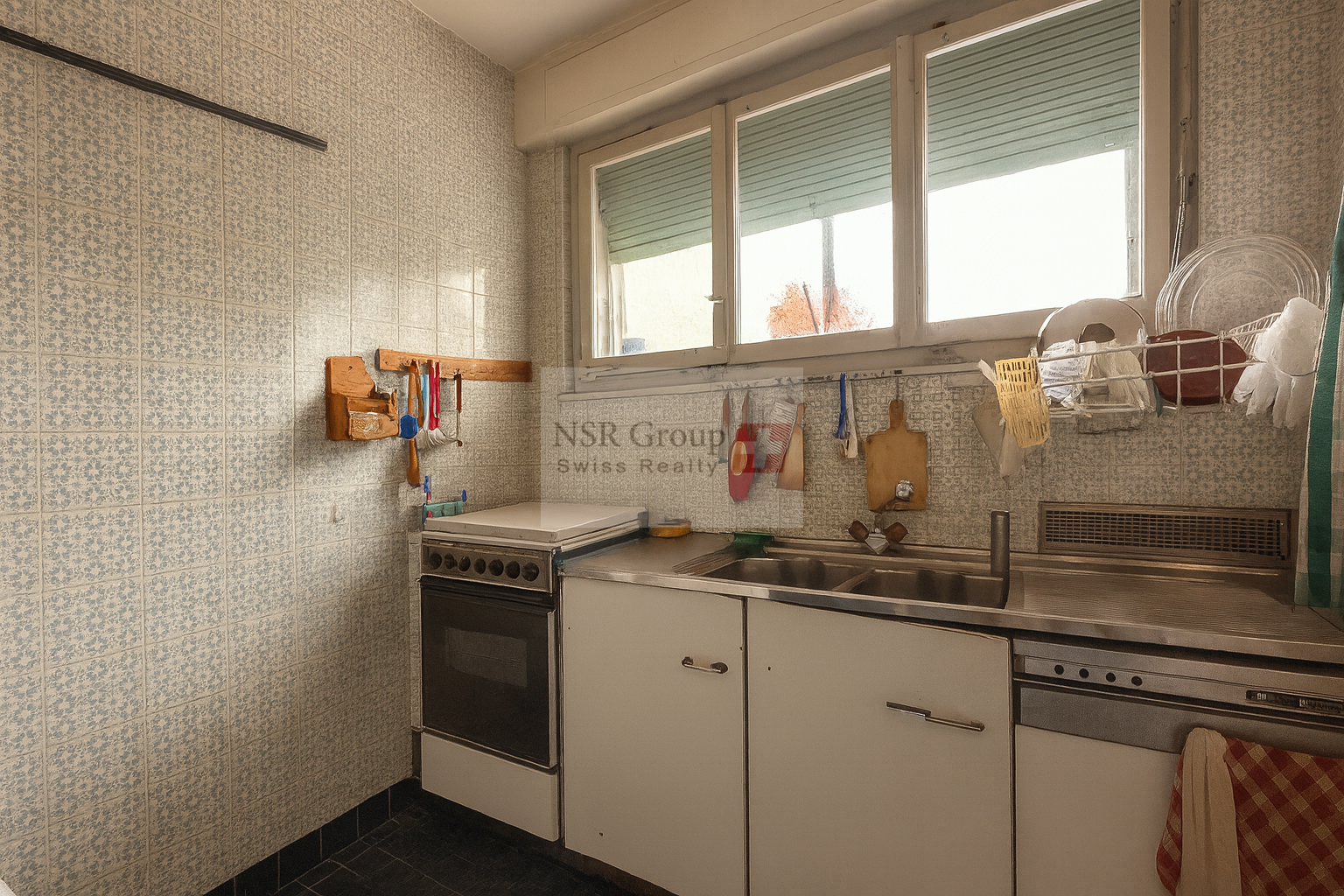 Spacieuse maison mitoyenne avec piscine et fort potentiel - À Rénover