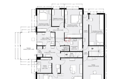 Spacieuse maison mitoyenne avec piscine et fort potentiel - À Rénover