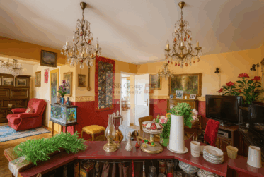 Spacieuse maison mitoyenne avec piscine et fort potentiel - À Rénover