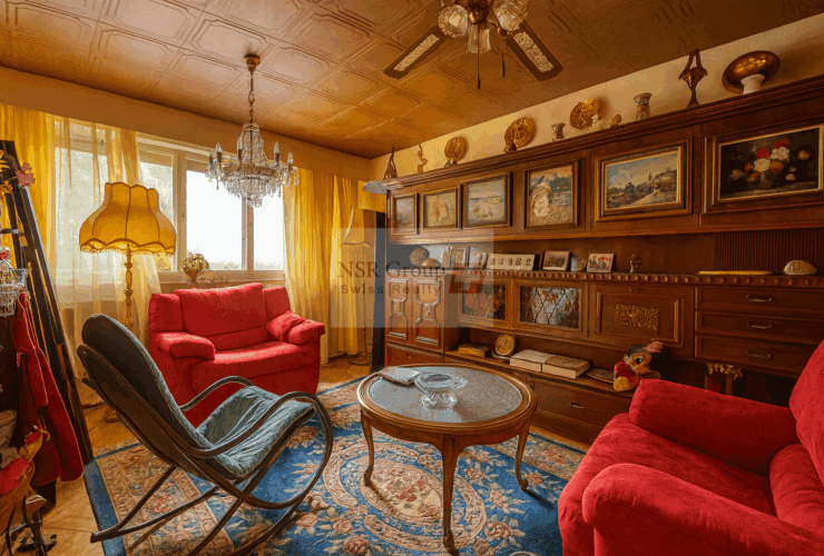 Spacieuse maison mitoyenne avec piscine et fort potentiel - À Rénover