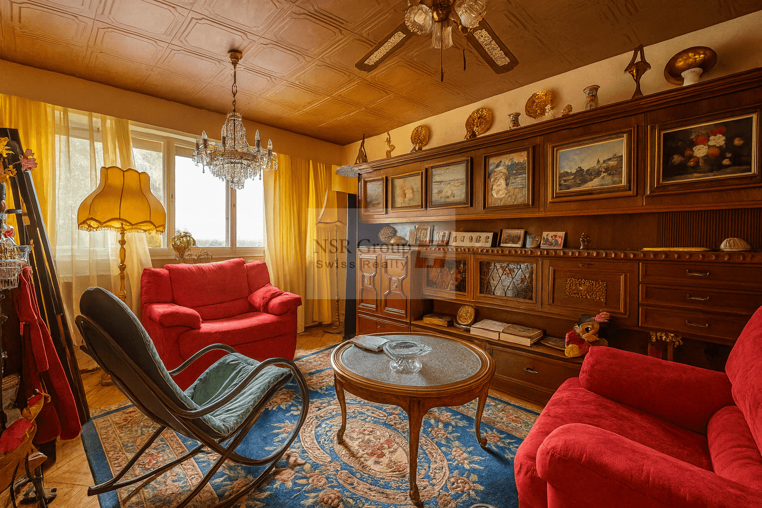 Spacieuse maison mitoyenne avec piscine et fort potentiel - À Rénover