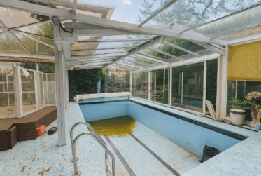 Spacieuse maison mitoyenne avec piscine et fort potentiel - À Rénover