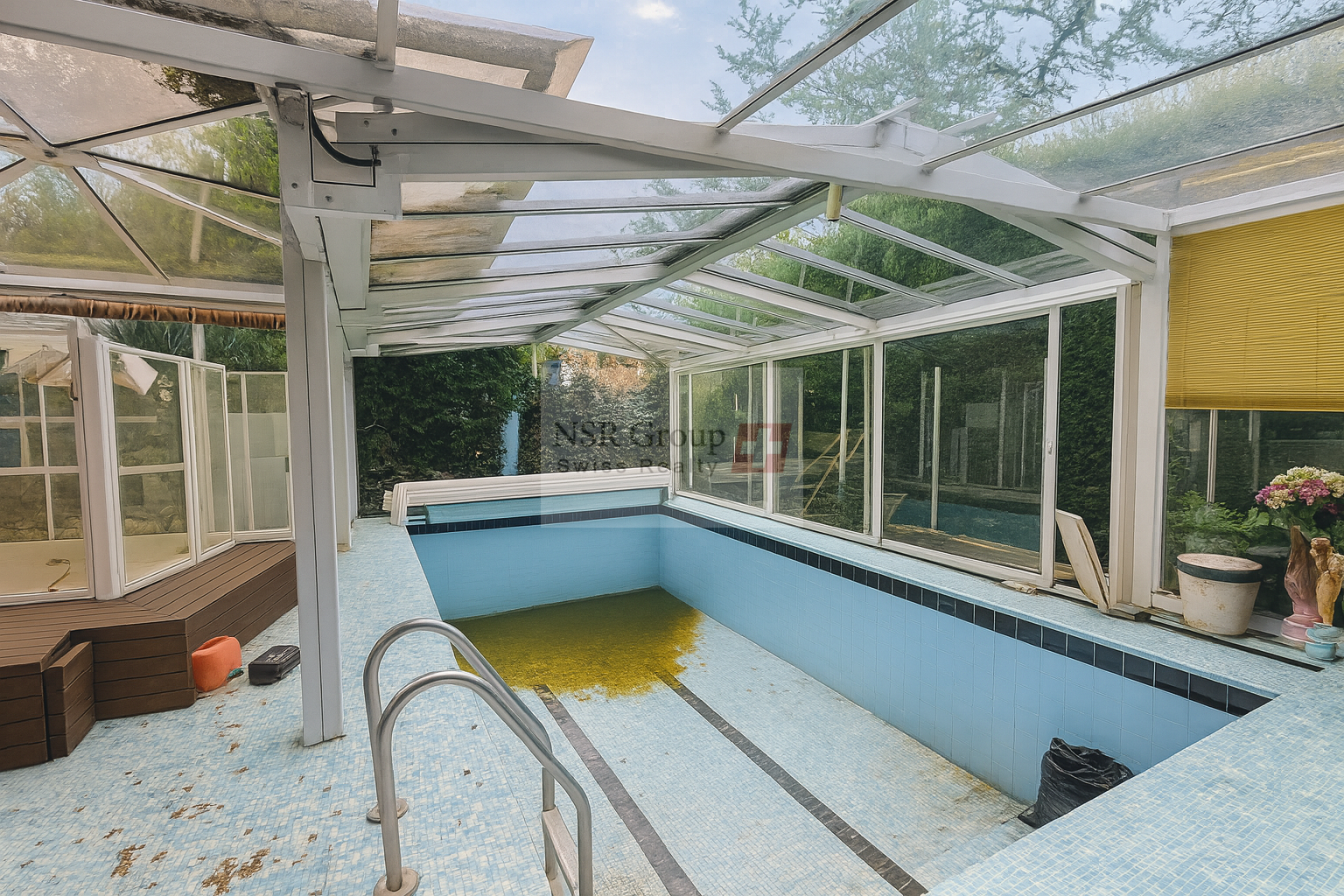 Spacieuse maison mitoyenne avec piscine et fort potentiel - À Rénover