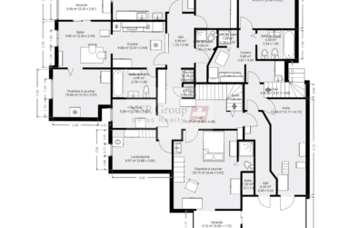Spacieuse maison mitoyenne avec piscine et fort potentiel - À Rénover